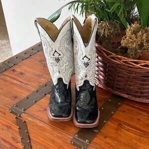 Ferrari Women's Elegant Black and Cream Heeled Boots